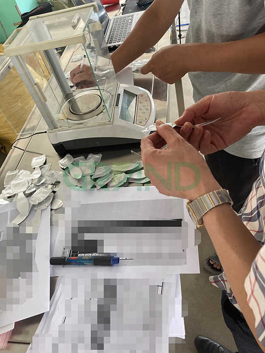 Parf&uuml;m sıvı doldurma ve sızdırmazlık makinesi