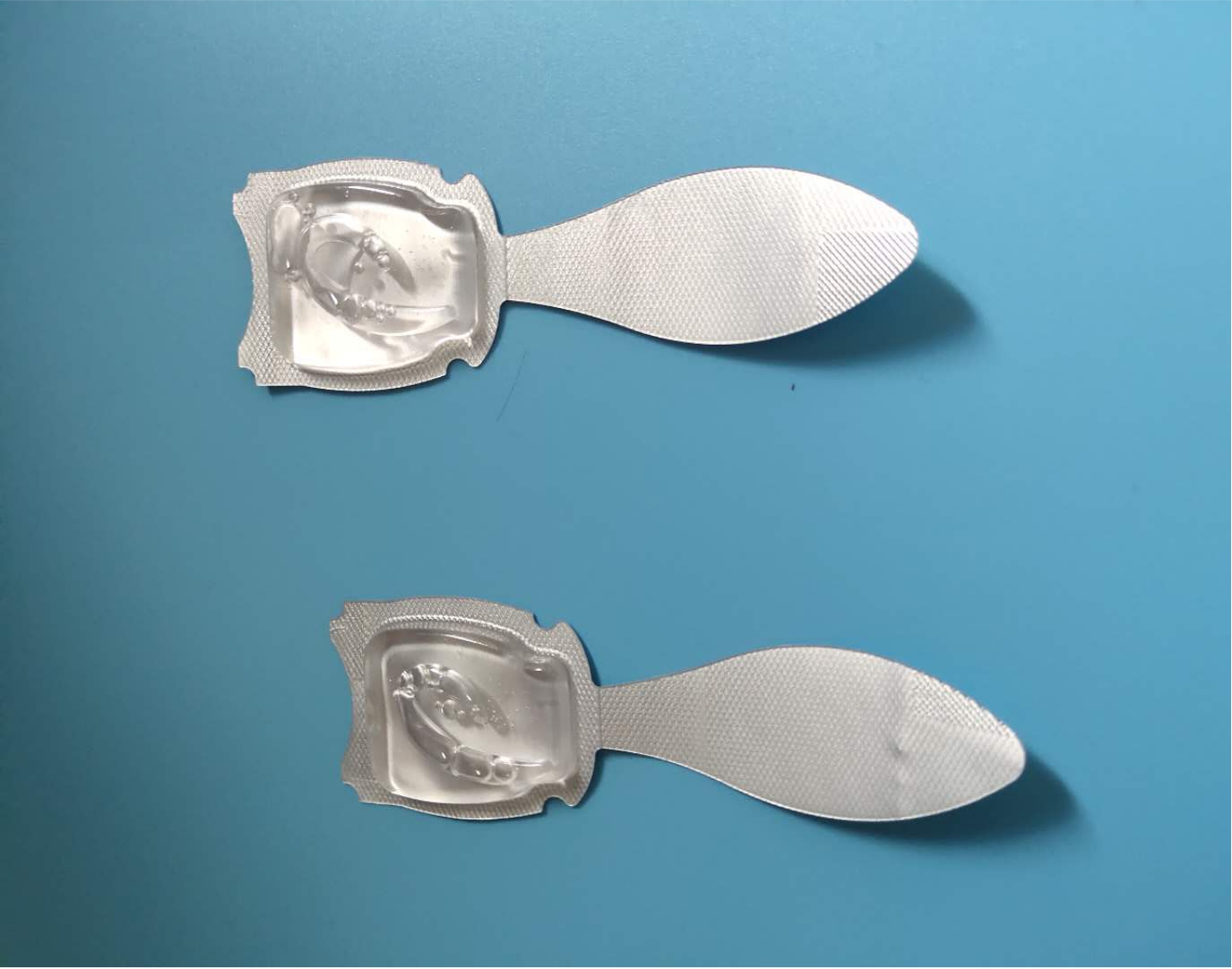 Parfüm için blister paketleme makinesinin testi