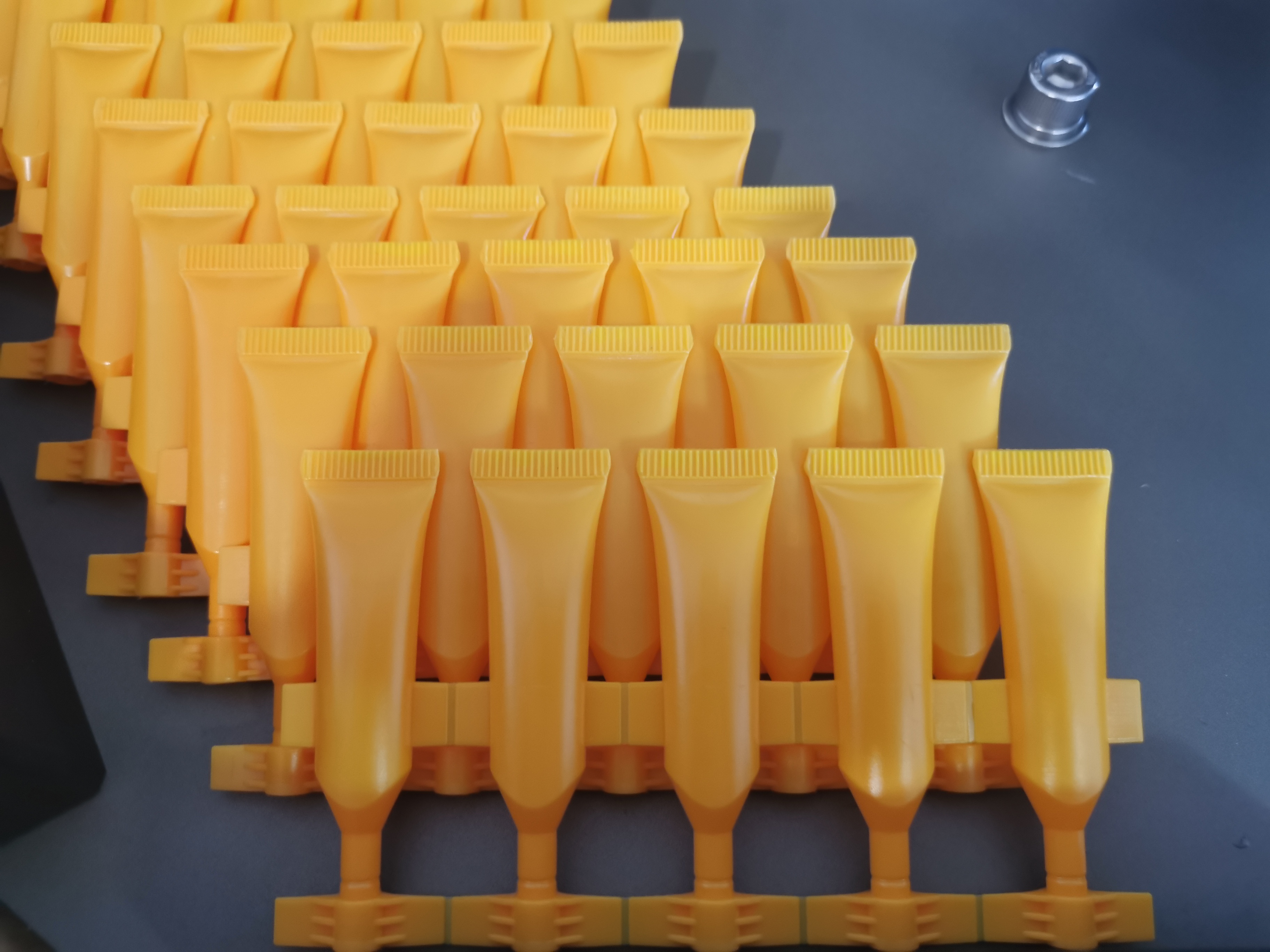 Kozmetik i&ccedil;in şerit t&uuml;p